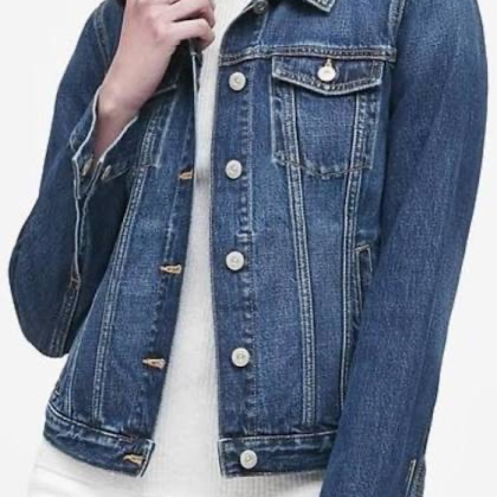 Banana Republic Denim Jacket in medium wash, size Medium